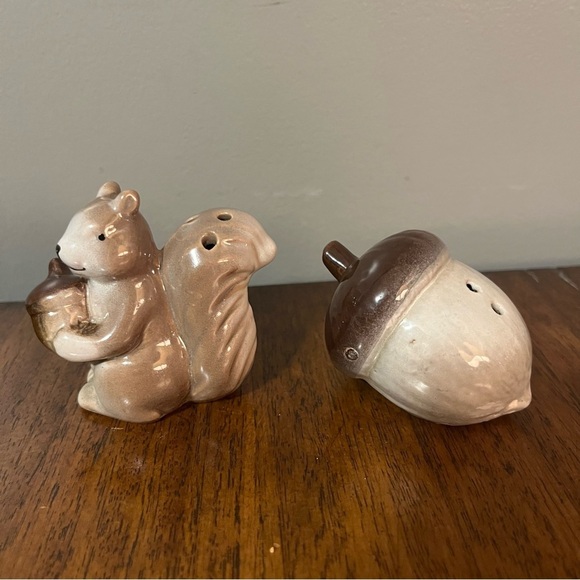 vintage squirrel and acorn salt and pepper shaker set. - Picture 2 of 9